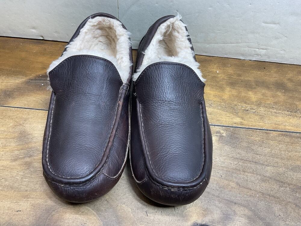 UGG Ascot Slippers Mens 11 Brown Leather Shearling Slippers Slip On Shoes 5379
